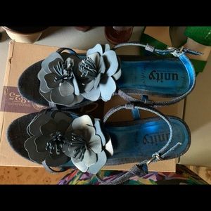 Blue flowered strapping sandals